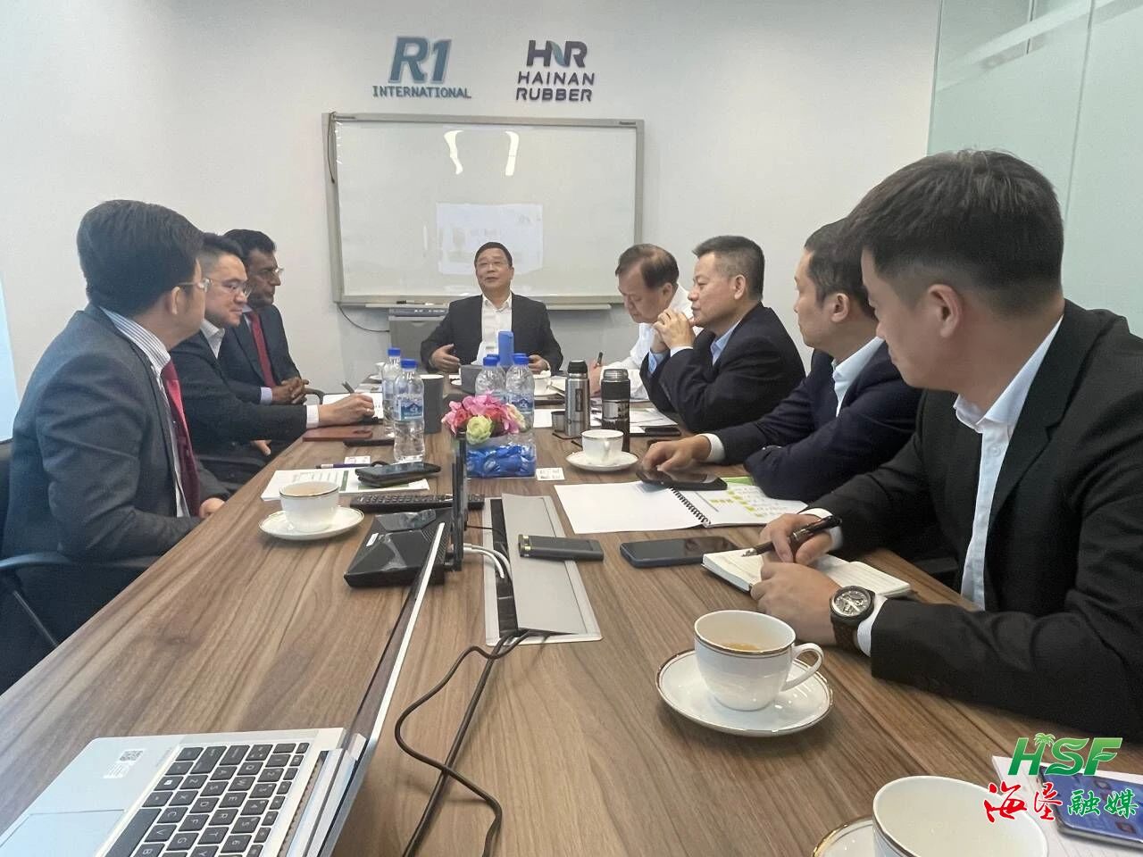 包洪文一行与R1公司座谈交流。 包洪文一行与R1公司座谈交流。